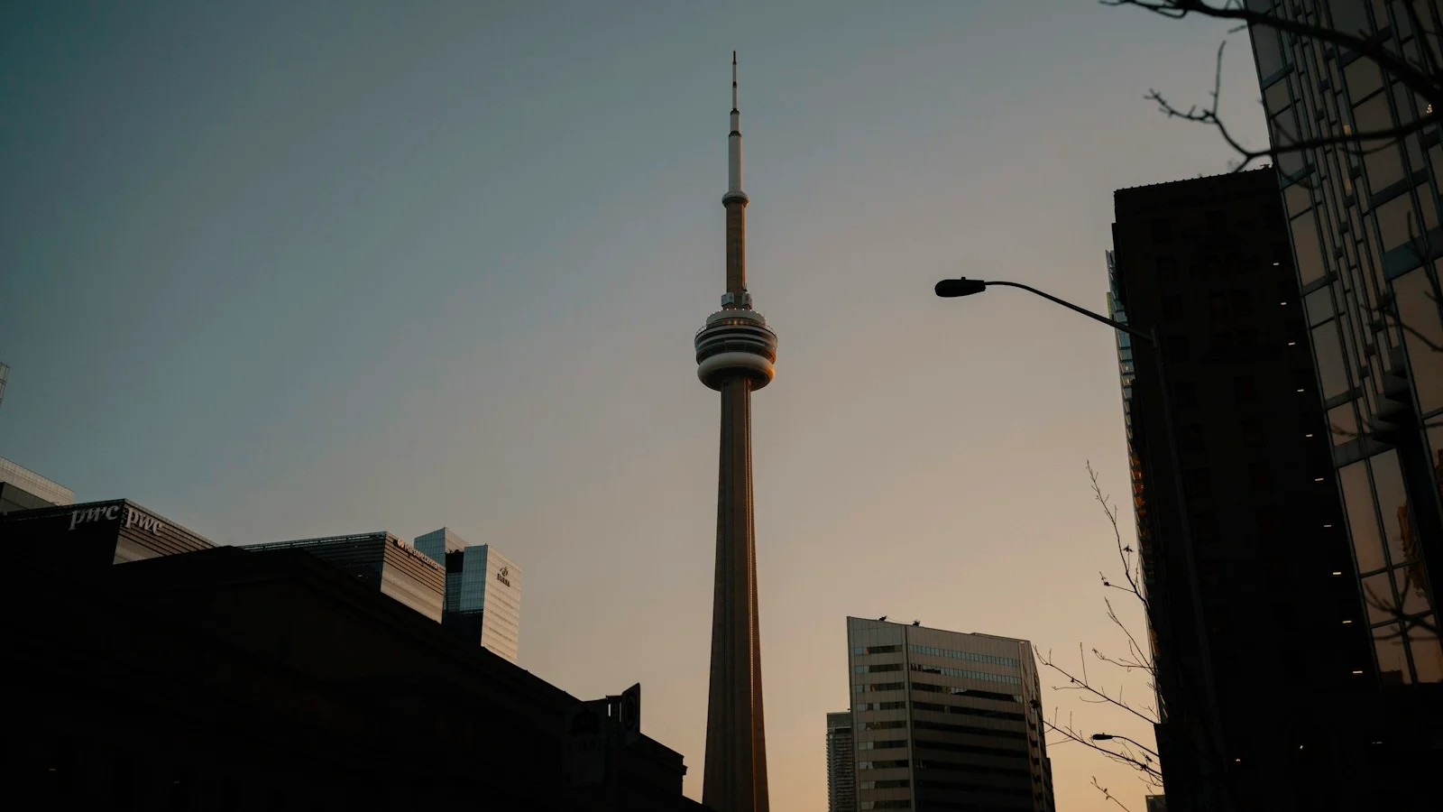 Cn tower in toronto against a dusky sky.